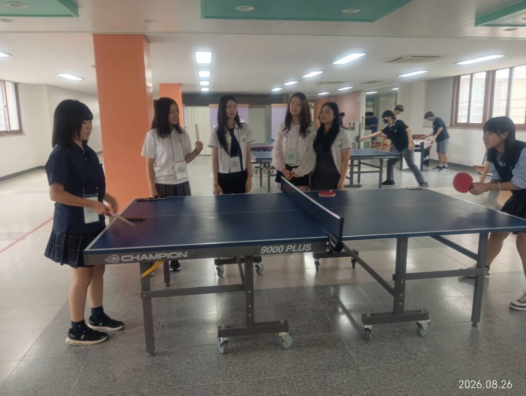韓国の高校生と卓球を楽しむ麗澤生