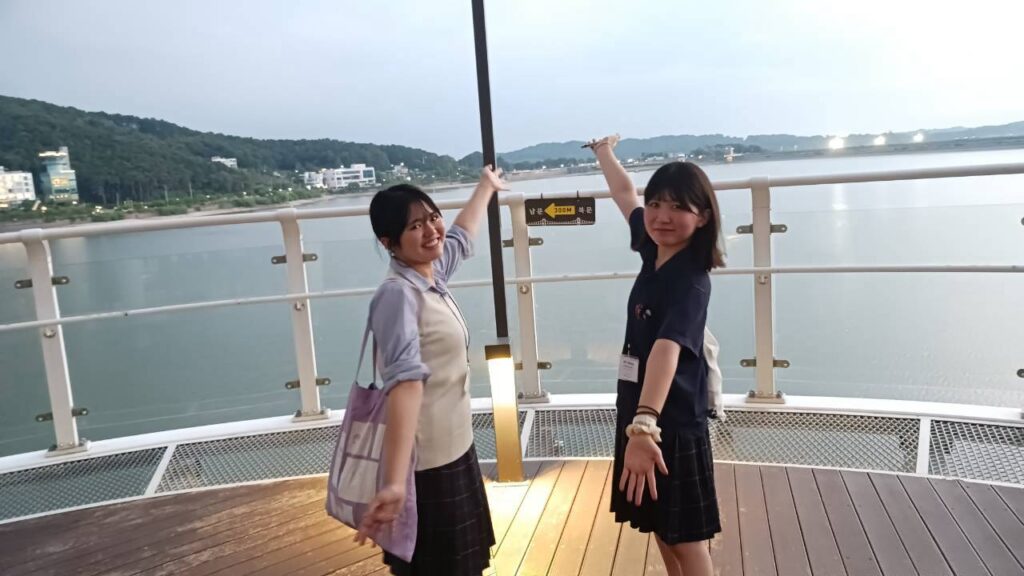 タプジョン湖にかかる吊り橋から