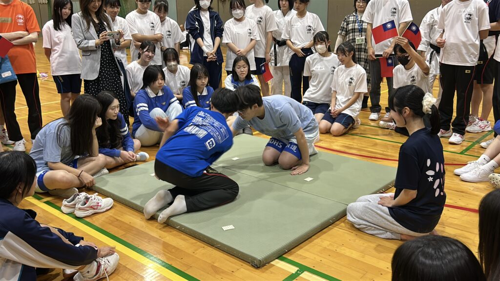 部活動発表　百人一首の体験も