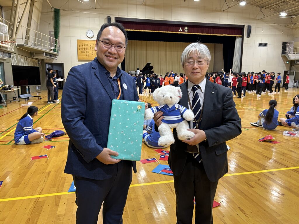 両校代表者によるプレゼント交換