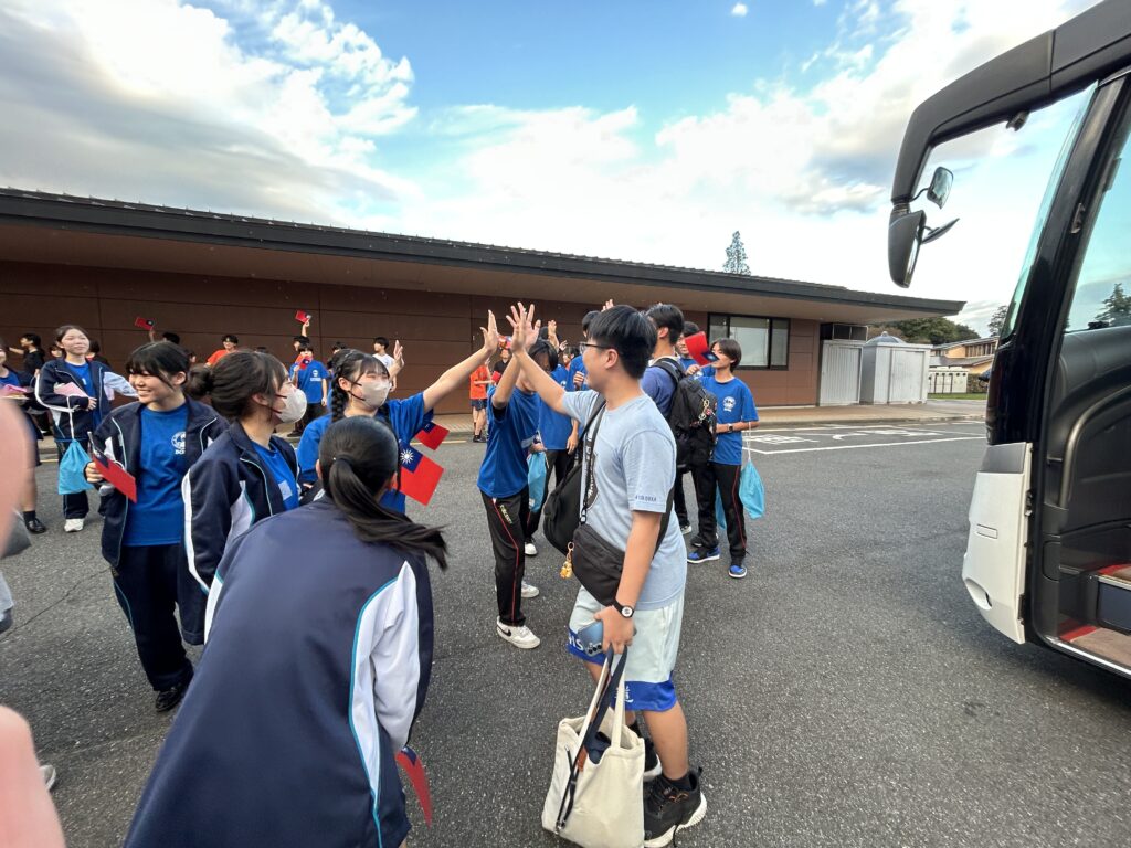 バスに乗る前にバディと別れのハイタッチ